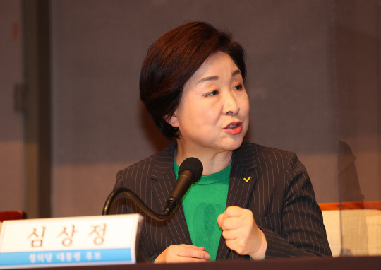 심상정 정의당 대선후보가 14일 서울 중구 한국프레스센터에서 열린 대통령 후보 초청 관훈토론회에 참석, 패널들의 질문에 답하고 있다. 국회사진기자단=연합뉴스